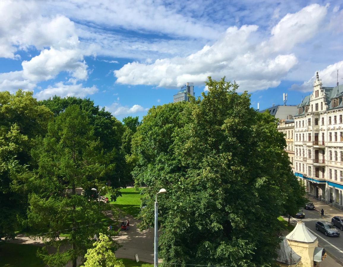 Centrally Located Apartment Overlooking Vermanes Park Riga Exterior photo